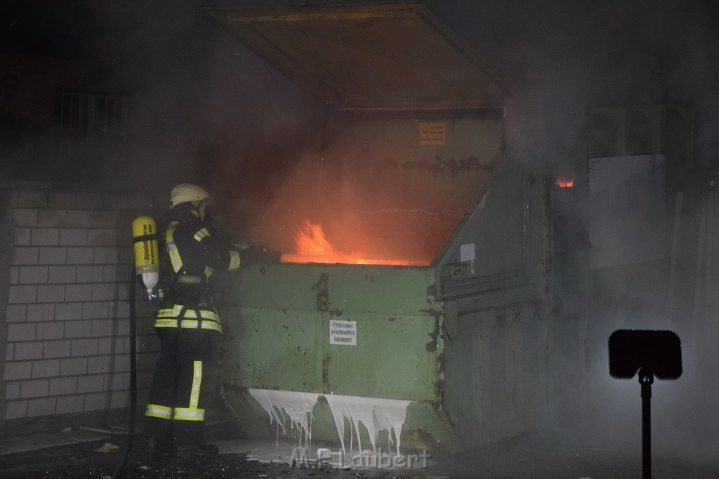 Feuer Papp Presscontainer Koeln Hoehenberg Bochumerstr P090.JPG - Miklos Laubert